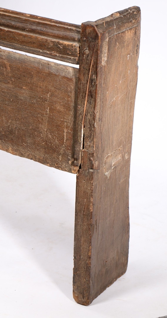 A MEDIEVAL OAK BENCH OR PEW CIRCA 14TH CENTURY, ENGLISH - Image 3 of 8