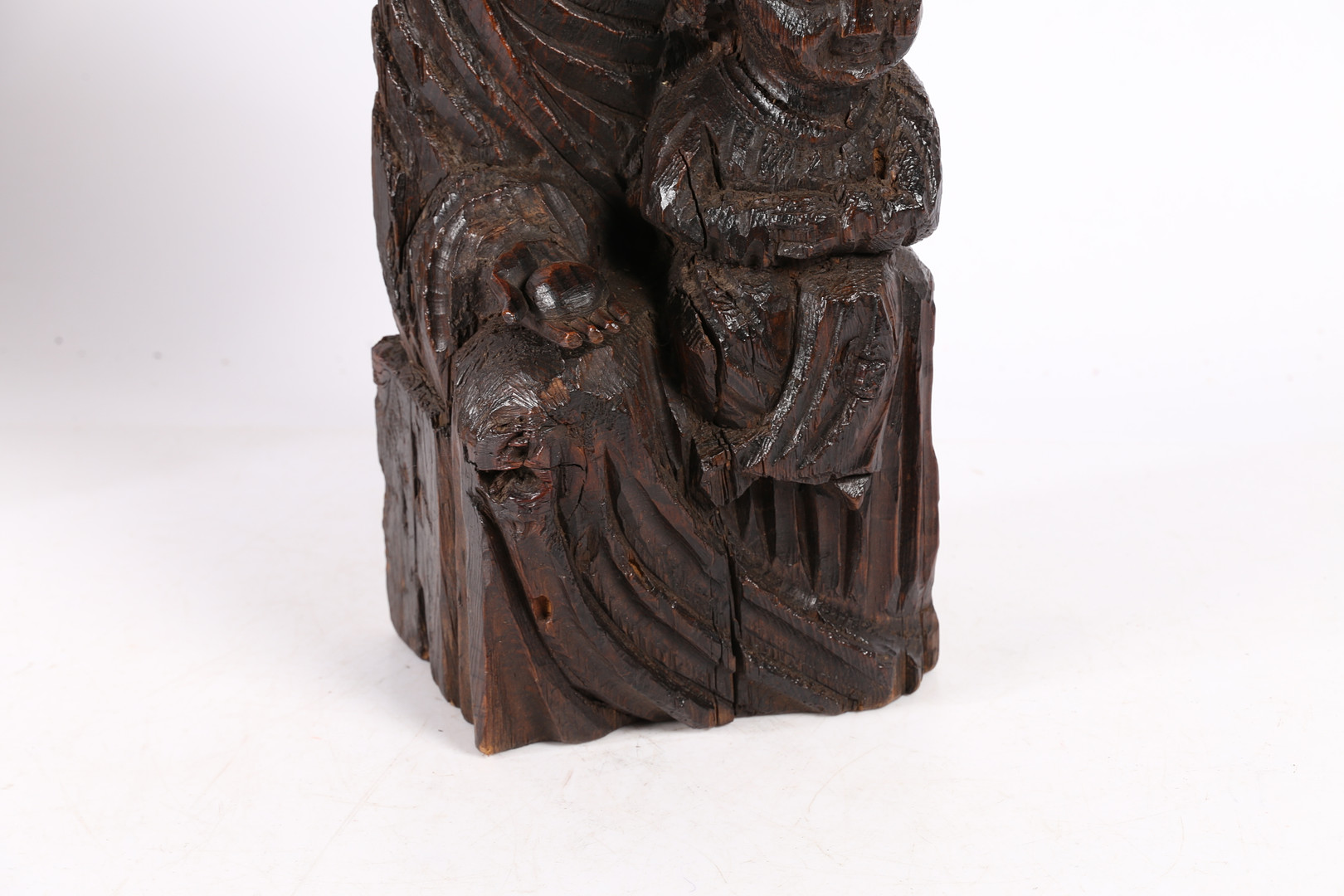 A 17TH/18TH CENTURY PINE FIGURAL CARVING, THE 'VIRGIN & CHILD ENTHRONED'. - Image 7 of 8