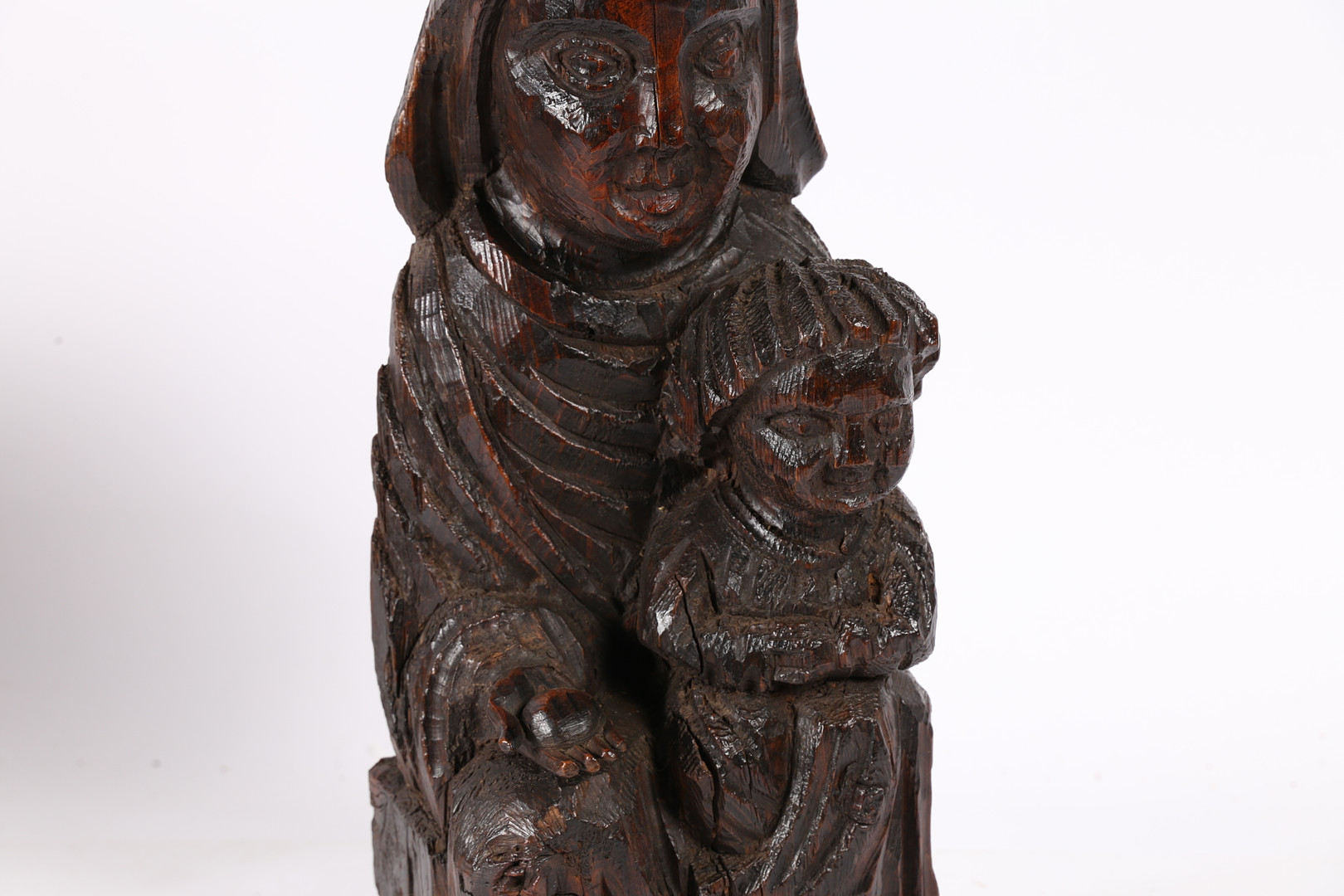 A 17TH/18TH CENTURY PINE FIGURAL CARVING, THE 'VIRGIN & CHILD ENTHRONED'. - Image 4 of 8