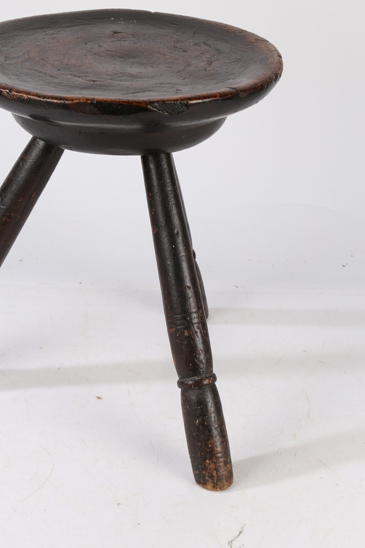 A GEORGE III STAINED BEECH MILKING STOOL, WELSH OR ENGLISH, CIRCA 1820. - Image 3 of 5