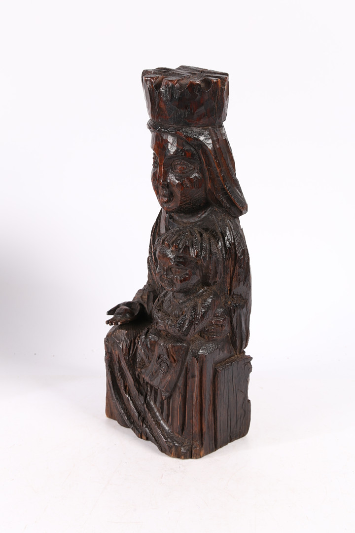 A 17TH/18TH CENTURY PINE FIGURAL CARVING, THE 'VIRGIN & CHILD ENTHRONED'. - Image 5 of 8