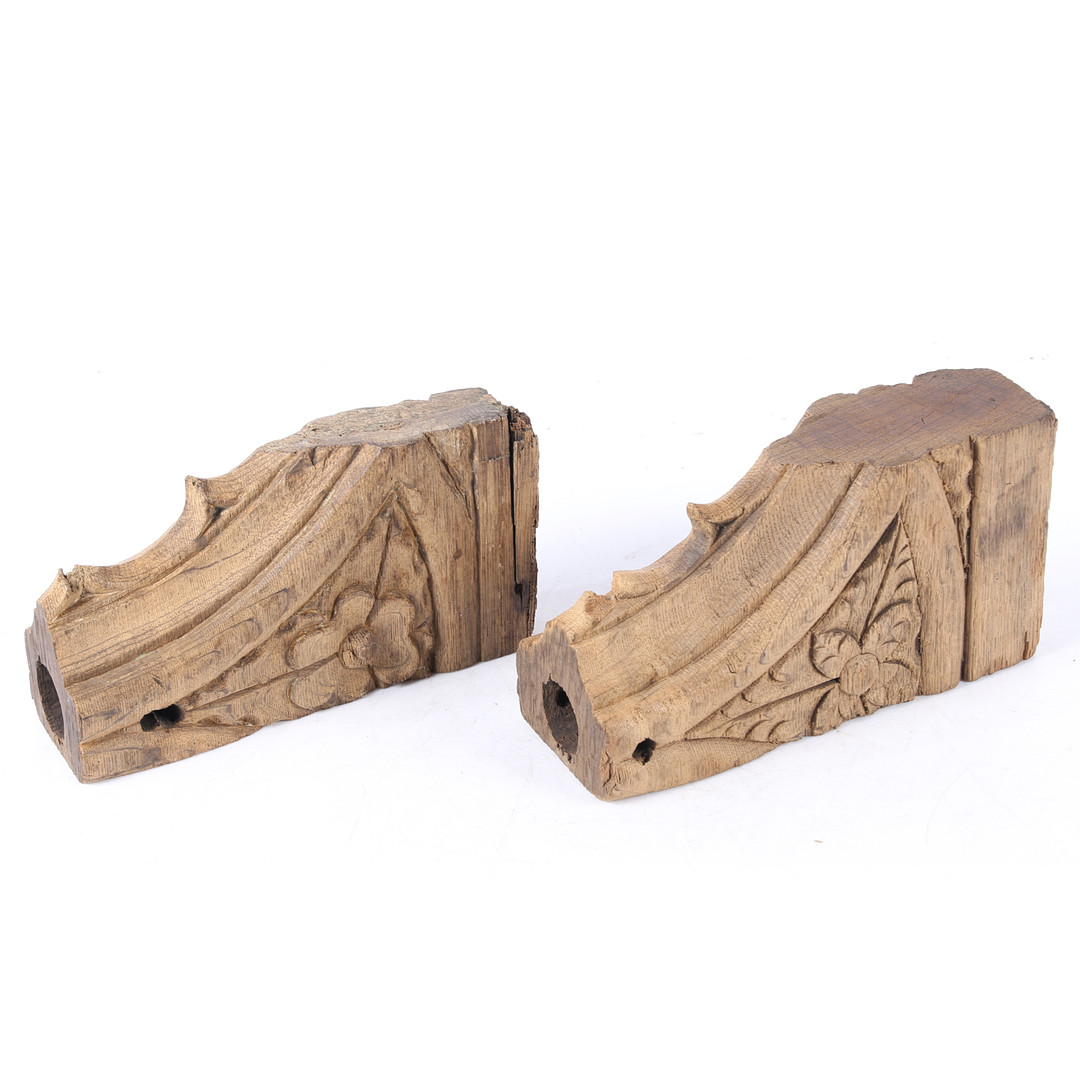 A PAIR OF 15TH CENTURY ENGLISH CARVED OAK CORNER SPANDRELS.