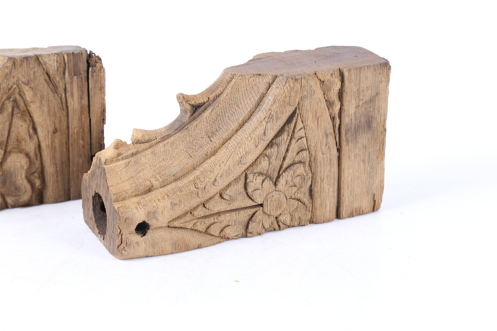 A PAIR OF 15TH CENTURY ENGLISH CARVED OAK CORNER SPANDRELS. - Image 3 of 7