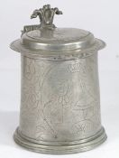 A VERY RARE WILLIAM & MARY ROYAL COMMEMORATIVE DOUBLE-PORTRAIT PEWTER WRIGGLEWORK FLAT-LID TANKARD,