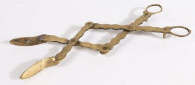 A PAIR OF EARLY 19TH CENTURY BRASS 'LAZY-TONGS', ENGLISH.