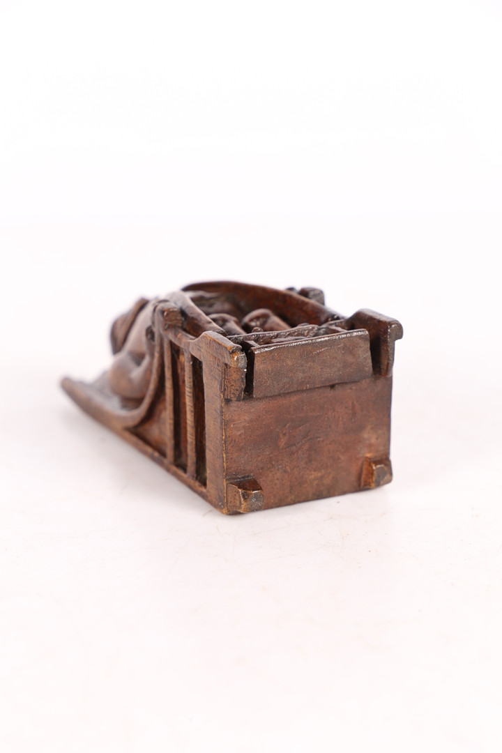 A LATE 18TH CENTURY CARVED SNUFF BOX. - Image 6 of 7