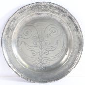 A QUEEN ANNE/GEORGE I PEWTER SINGLE REED RIM AND WRIGGLEWORK PLATE, CIRCA 1710-25.