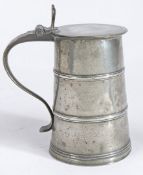 A RARE PEWTER OEAS QUART TWIN-BANDED FLAT-LID 'FLAGON', ENGLISH OR POSSIBLY SCOTTISH, CIRCA 1700-20.