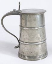 A RARE PEWTER OEAS QUART TWIN-BANDED FLAT-LID 'FLAGON', ENGLISH OR POSSIBLY SCOTTISH, CIRCA 1700-20.