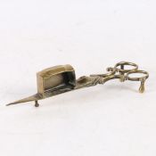 AN EARLY 19TH CENTURY CAST BRASS CANDLE-SNUFFER, ENGLISH.