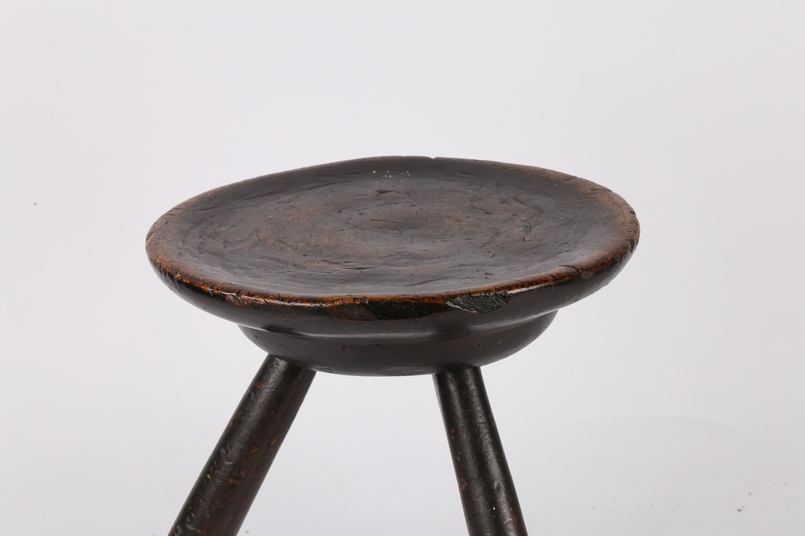 A GEORGE III STAINED BEECH MILKING STOOL, WELSH OR ENGLISH, CIRCA 1820. - Image 2 of 5