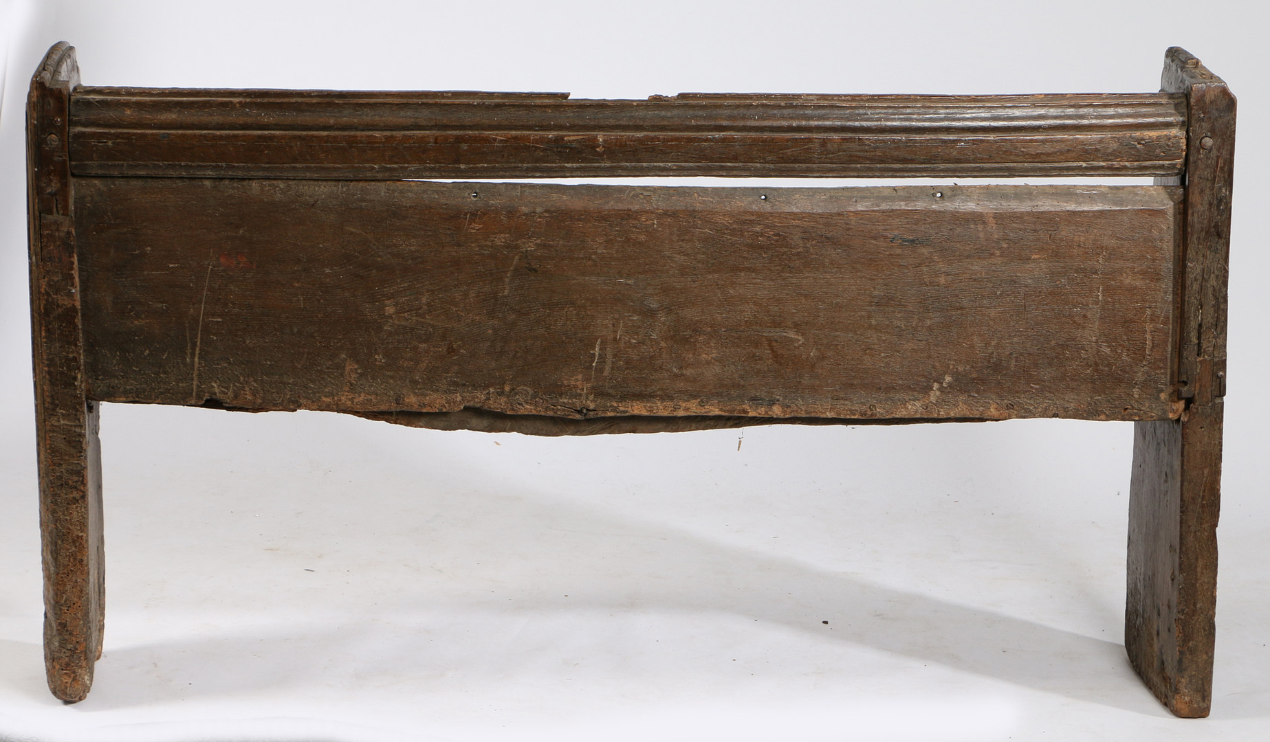 A MEDIEVAL OAK BENCH OR PEW CIRCA 14TH CENTURY, ENGLISH - Image 4 of 8