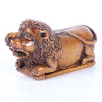 AN 18TH CENTURY CARVED BOXWOOD LION SNUFF BOX.