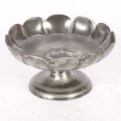 A SMALL GEORGE I PEWTER FOOTED STRAWBERRY DISH, CIRCA 1720.