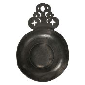 A WILLIAM & MARY PEWTER PORRINGER, CIRCA 1690.