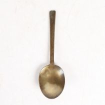 A 17TH CENTURY LATTEN PURITAN-TYPE SPOON.