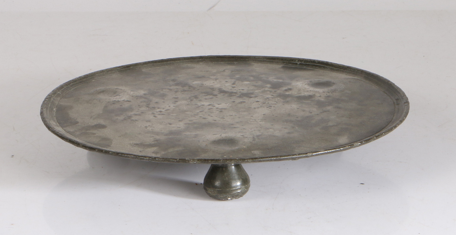 A RARE CHARLES II PEWTER FOOTED PLATE OR TAZZA, CIRCA 1660-80.