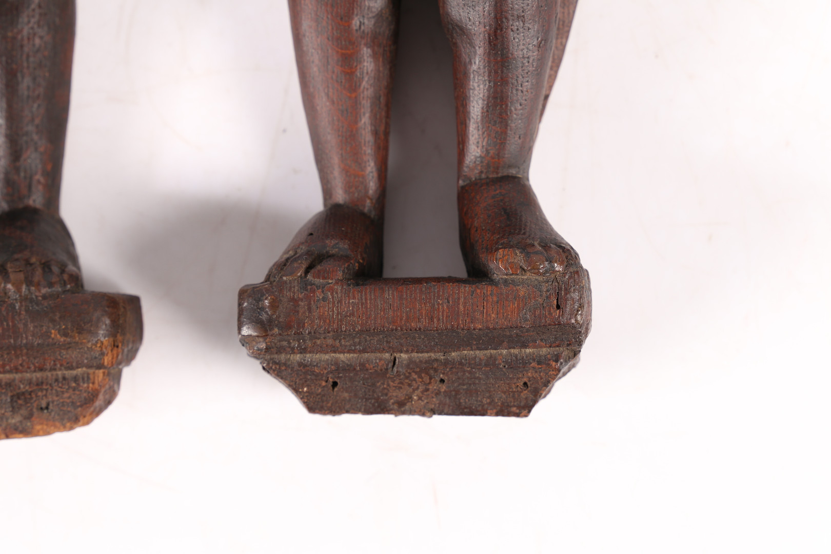 A PAIR OF CARVED OAK FIGURES. - Image 11 of 12