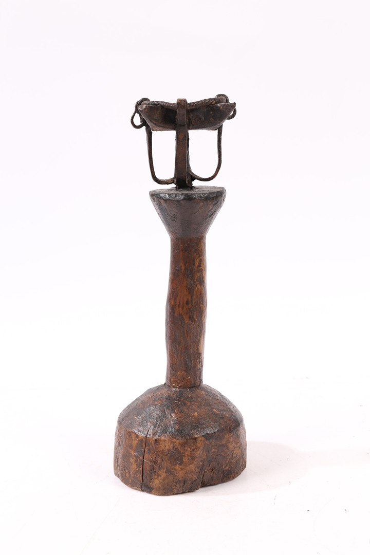 A WROUGHT-IRON AND TIMBER OIL-TYPE LAMP. - Image 6 of 8