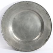 A CHARLES II PEWTER MULTIPLE-REEDED BROAD RIM CHARGER, DERBY/LONDON, CIRCA 1680.