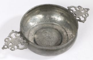 AN EXCEPTIONALLY RARE WILLIAM III PEWTER ROYAL COMMEMORATIVE DOUBLE-EARED PORRINGER, CIRCA 1690-1700