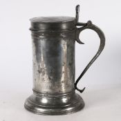 A LARGE CHARLES II PEWTER BEEFEATER FLAGON, CIRCA 1680.