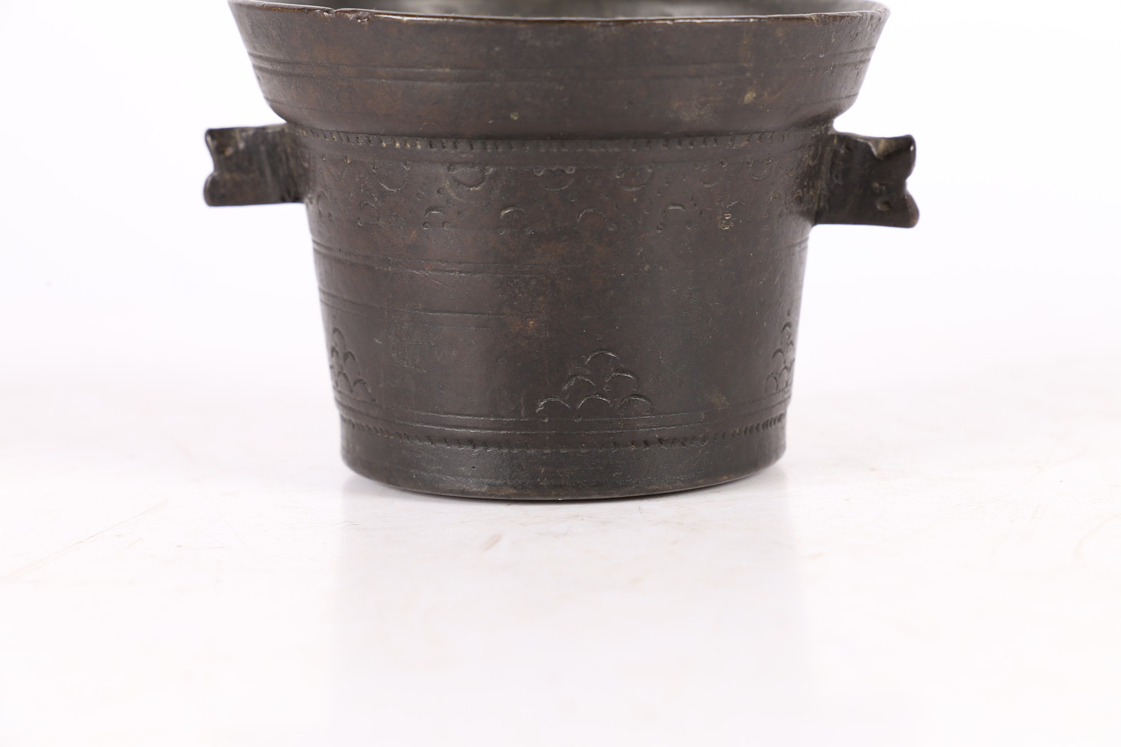 A SMALL 17TH CENTURY BRONZE MORTAR, SPANISH. - Image 6 of 6