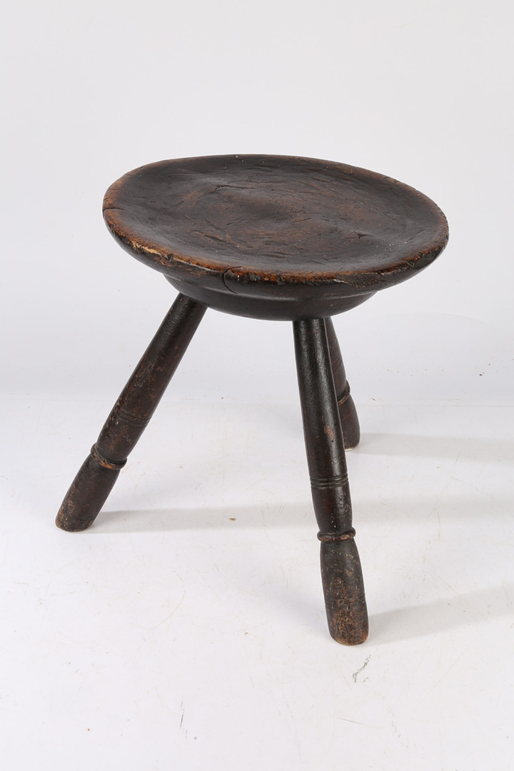 A GEORGE III STAINED BEECH MILKING STOOL, WELSH OR ENGLISH, CIRCA 1820. - Image 4 of 5