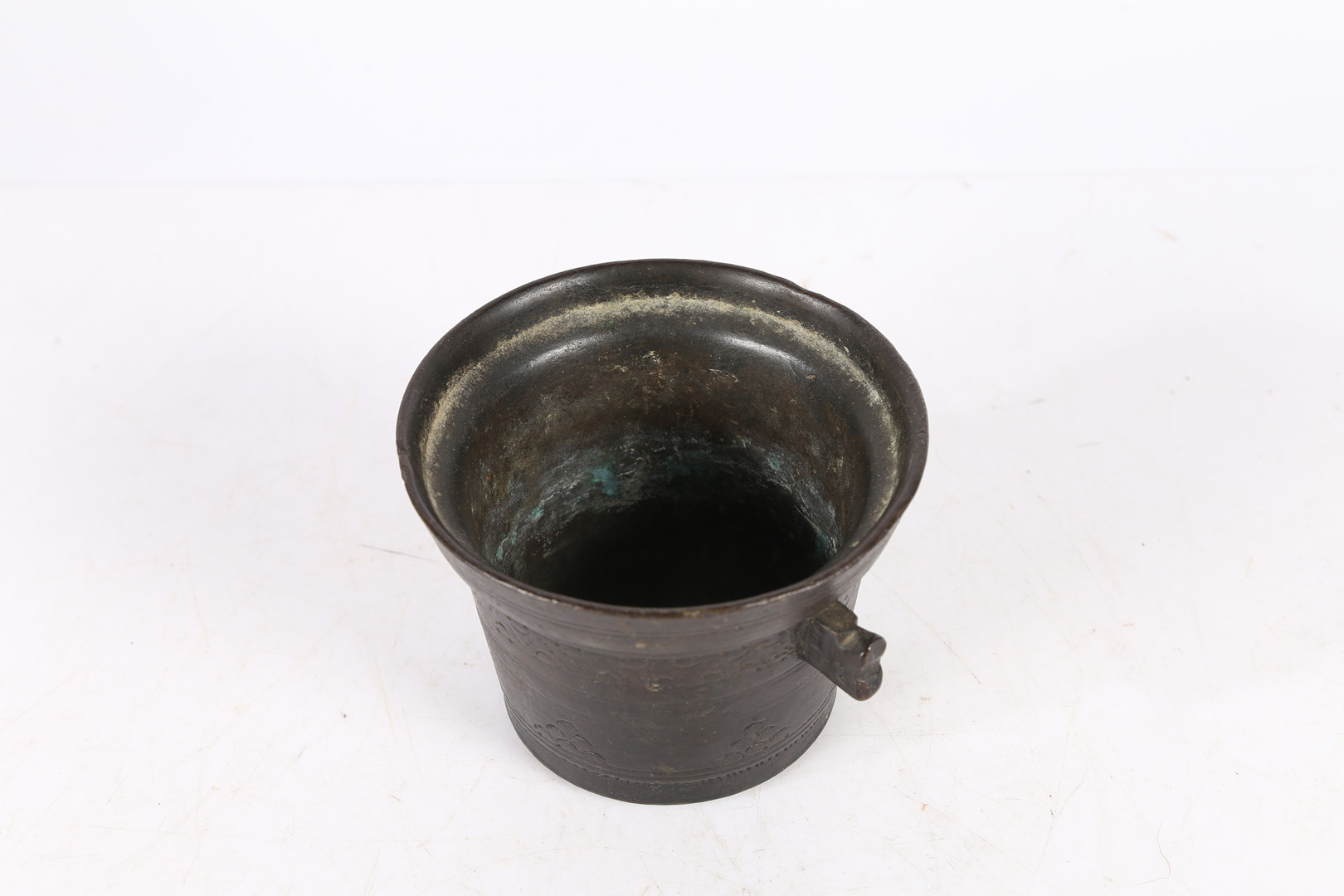 A SMALL 17TH CENTURY BRONZE MORTAR, SPANISH. - Image 4 of 6