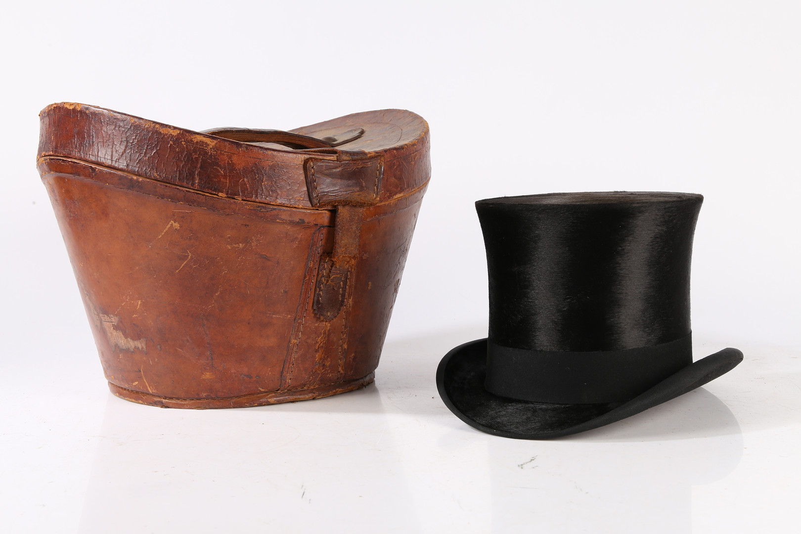 A VICTORIAN MOLESKIN TOP HAT WITH A LEATHER FITTED CASE. - Image 4 of 6