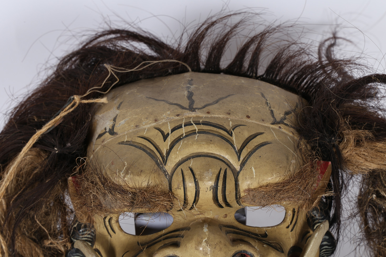 A BALINESE CEREMONIAL GROTESQUE FACE MASK. - Image 3 of 7