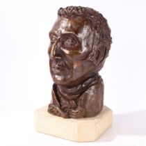 A LATE 19TH/EARLY 20TH CENTURY BRONZED BUST OF THE DUKE OF WELLINGTON.