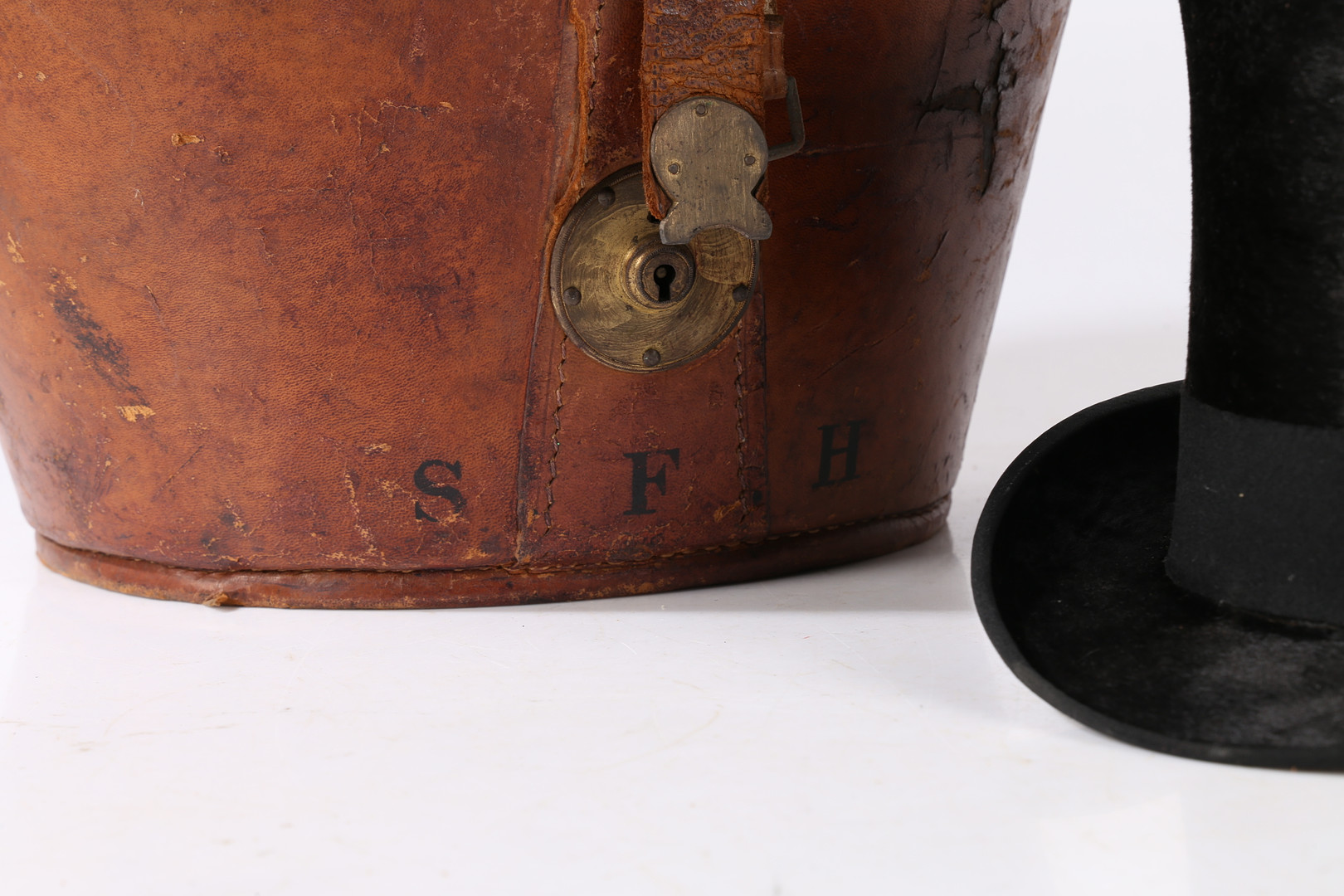 A VICTORIAN MOLESKIN TOP HAT WITH A LEATHER FITTED CASE. - Image 2 of 6