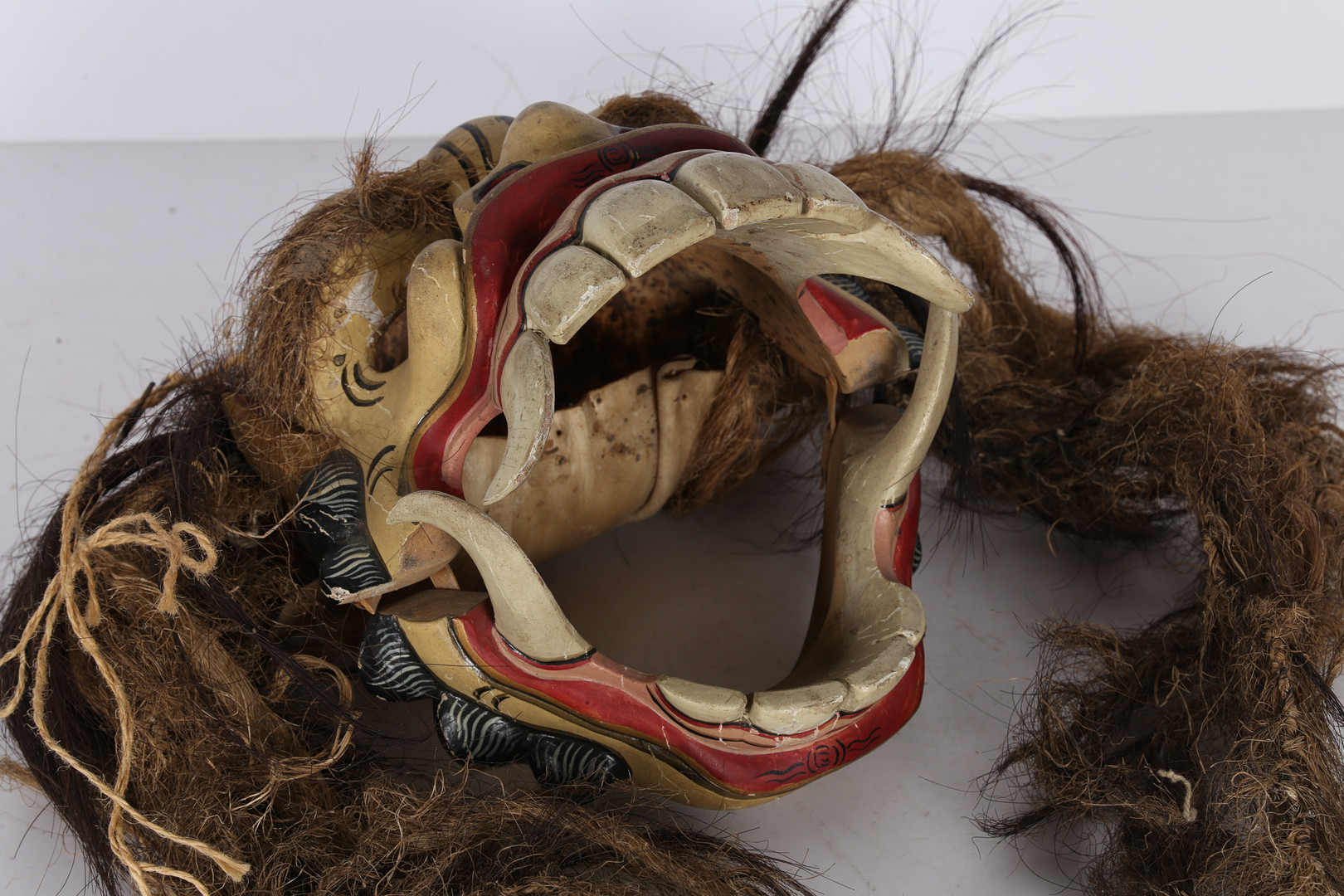 A BALINESE CEREMONIAL GROTESQUE FACE MASK. - Image 6 of 7