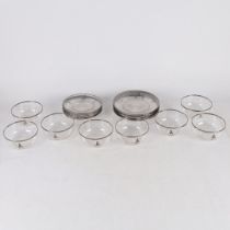 AN INTERESTING SET OF EIGHT BOWLS AND SAUCERS BARING THE CREST FOR THE MARHARAJA OF KASKI & LAMJANG,