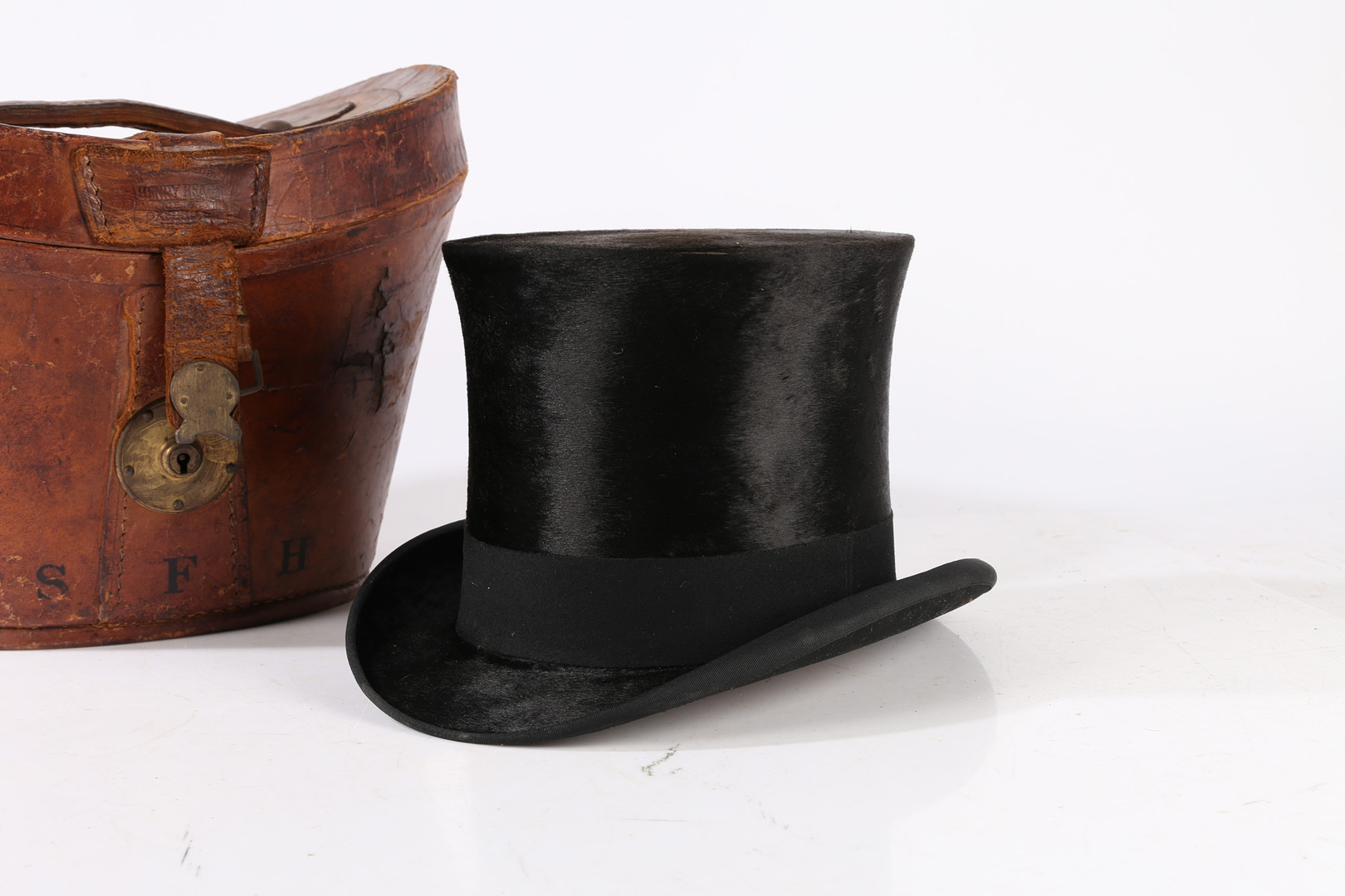 A VICTORIAN MOLESKIN TOP HAT WITH A LEATHER FITTED CASE. - Image 3 of 6