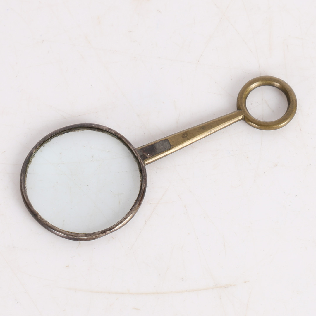 A GEORGE III YELLOW METAL QUIZZER OR VIEWING LENS, CIRCA 1800.