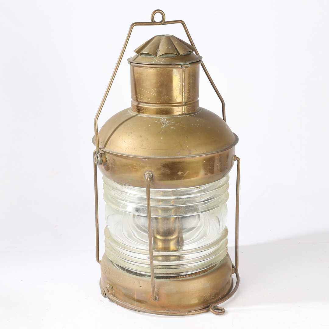 AN EARLY 20TH CENTURY BRASS SHIPS LANTERN.