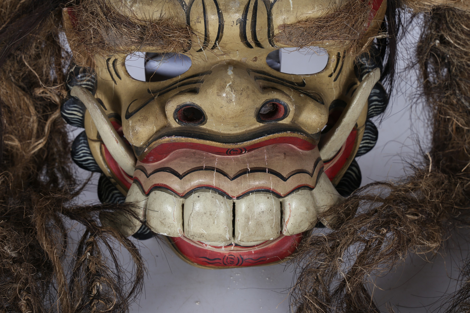 A BALINESE CEREMONIAL GROTESQUE FACE MASK. - Image 4 of 7