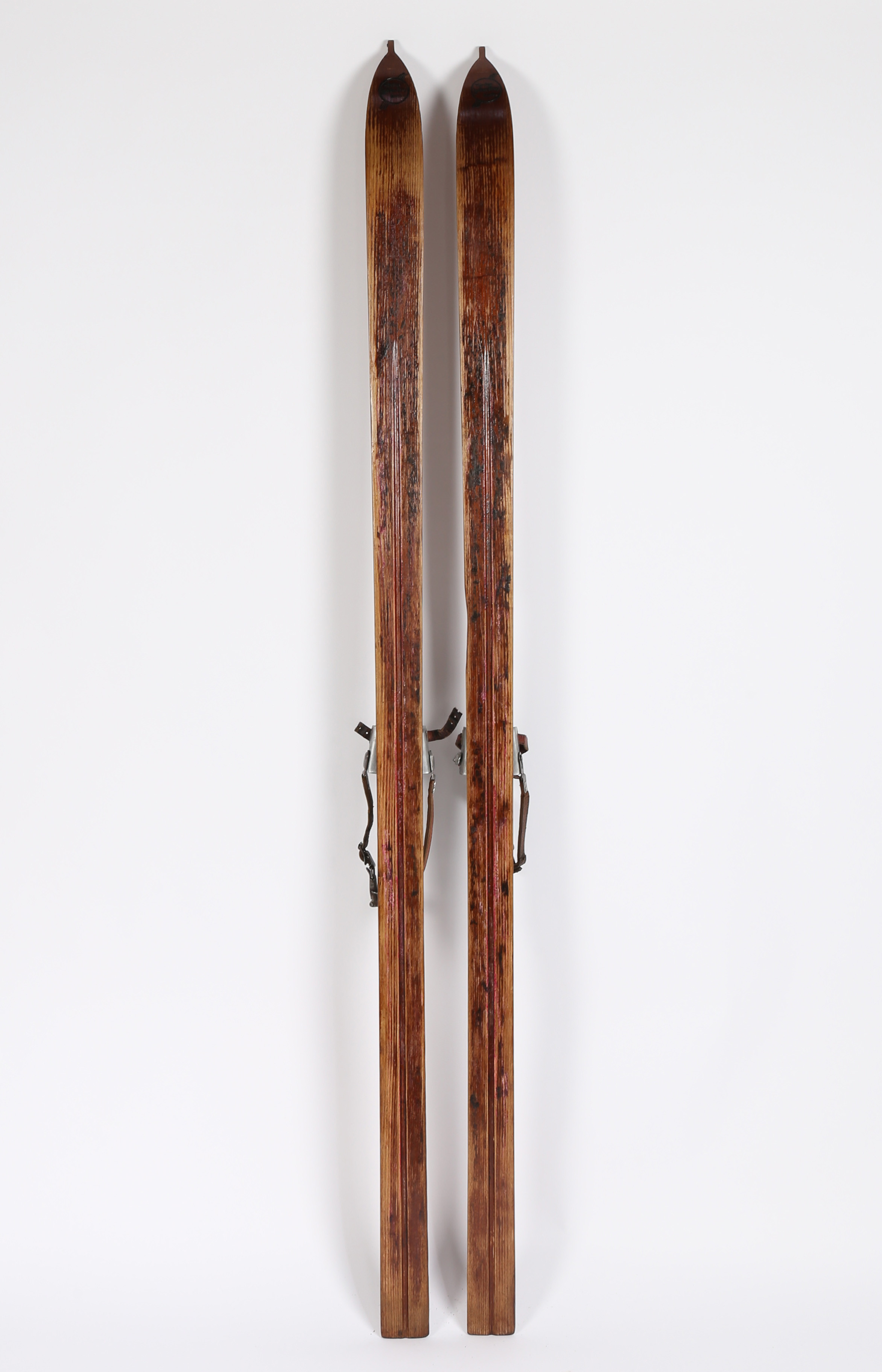 A PAIR OF EARLY 20TH CENTURY LODDEN FREY SKI'S. - Bild 7 aus 8