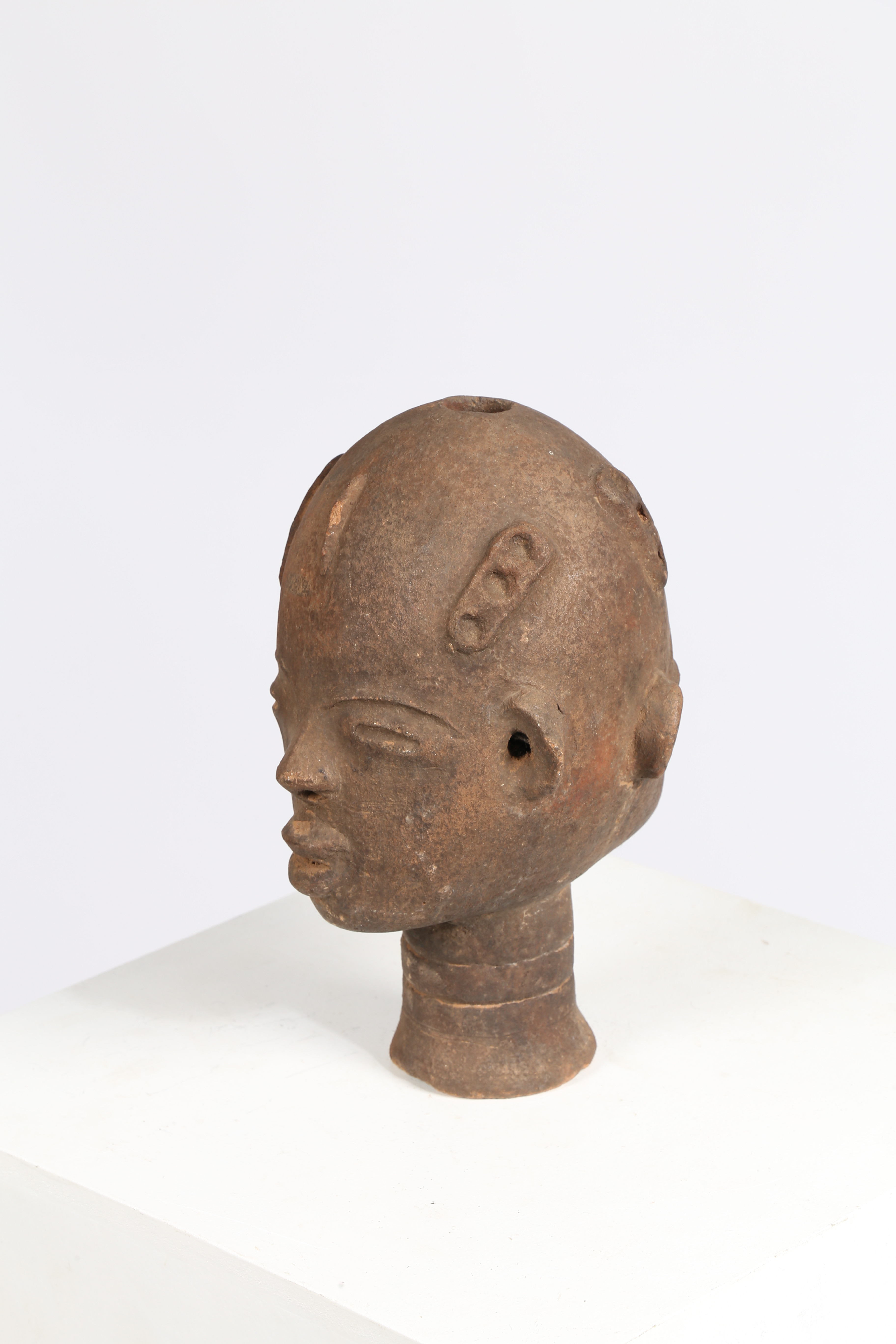 AN AKAN NSODI CLAY POTTERY DOUBLE SIDED HEAD, GHANA. - Image 6 of 8