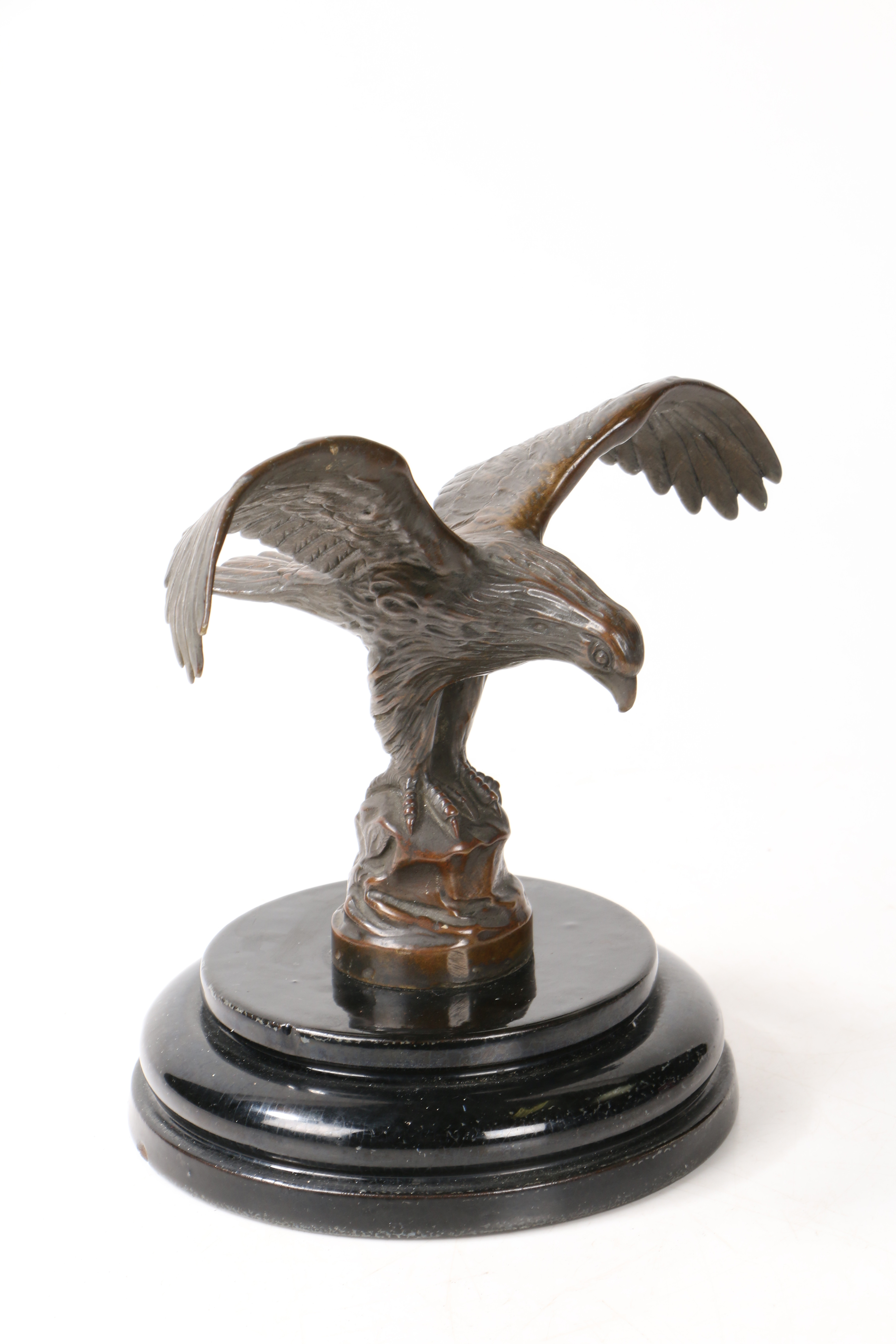A LATE 19TH/ EARLY 20TH CENTURY BRONZE SCULPTURE OF A EAGLE. - Image 4 of 5