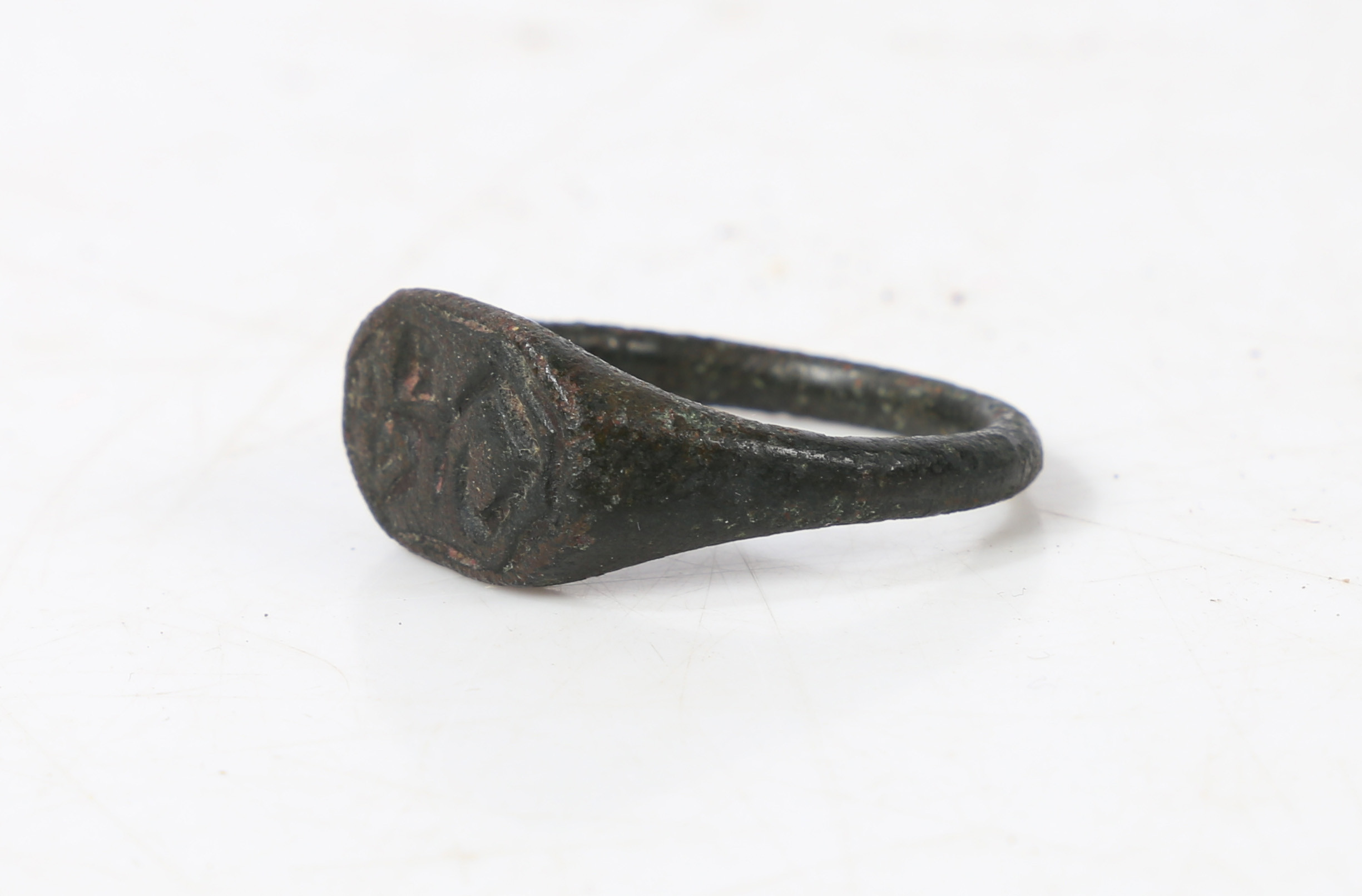 LARGE ROMAN BRONZE SEAL FINGER RING, C. 2ND.-4TH. CENTURY AD. - Image 2 of 5