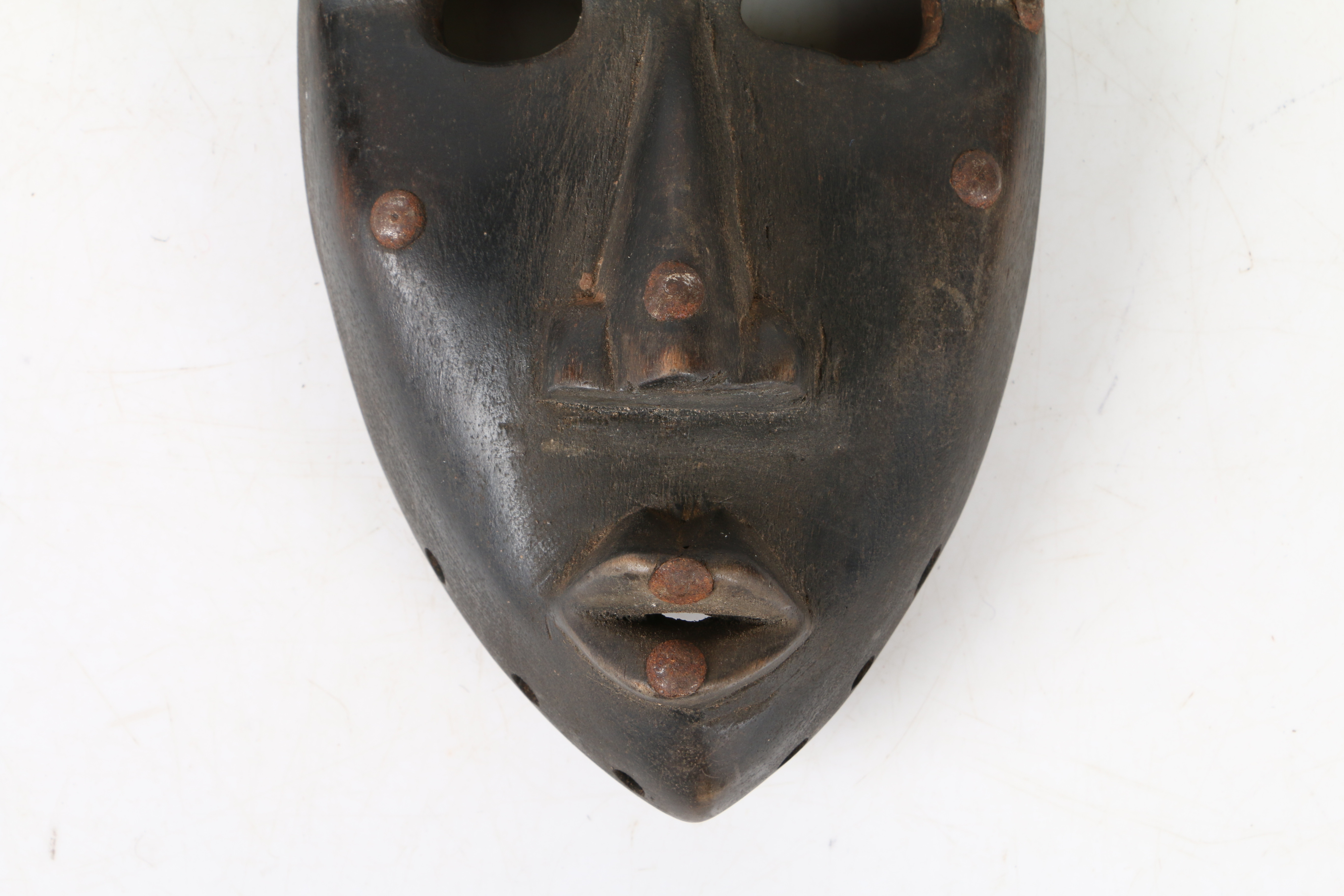 AN AFRICAN TRIBAL CARVED DAN MASK IVORY COAST/CÔTE D'IVOIRE. - Image 4 of 7