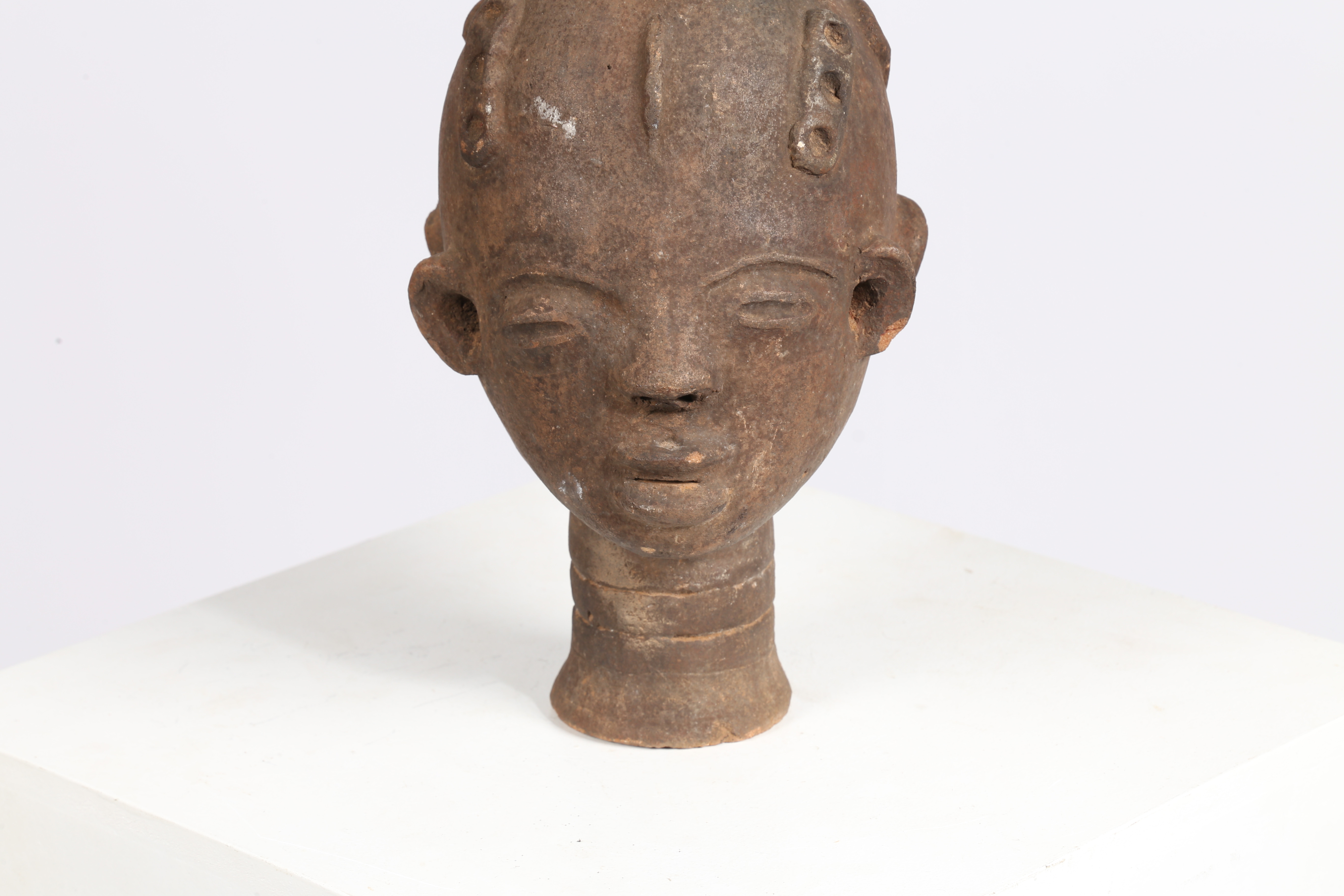 AN AKAN NSODI CLAY POTTERY DOUBLE SIDED HEAD, GHANA. - Image 2 of 8