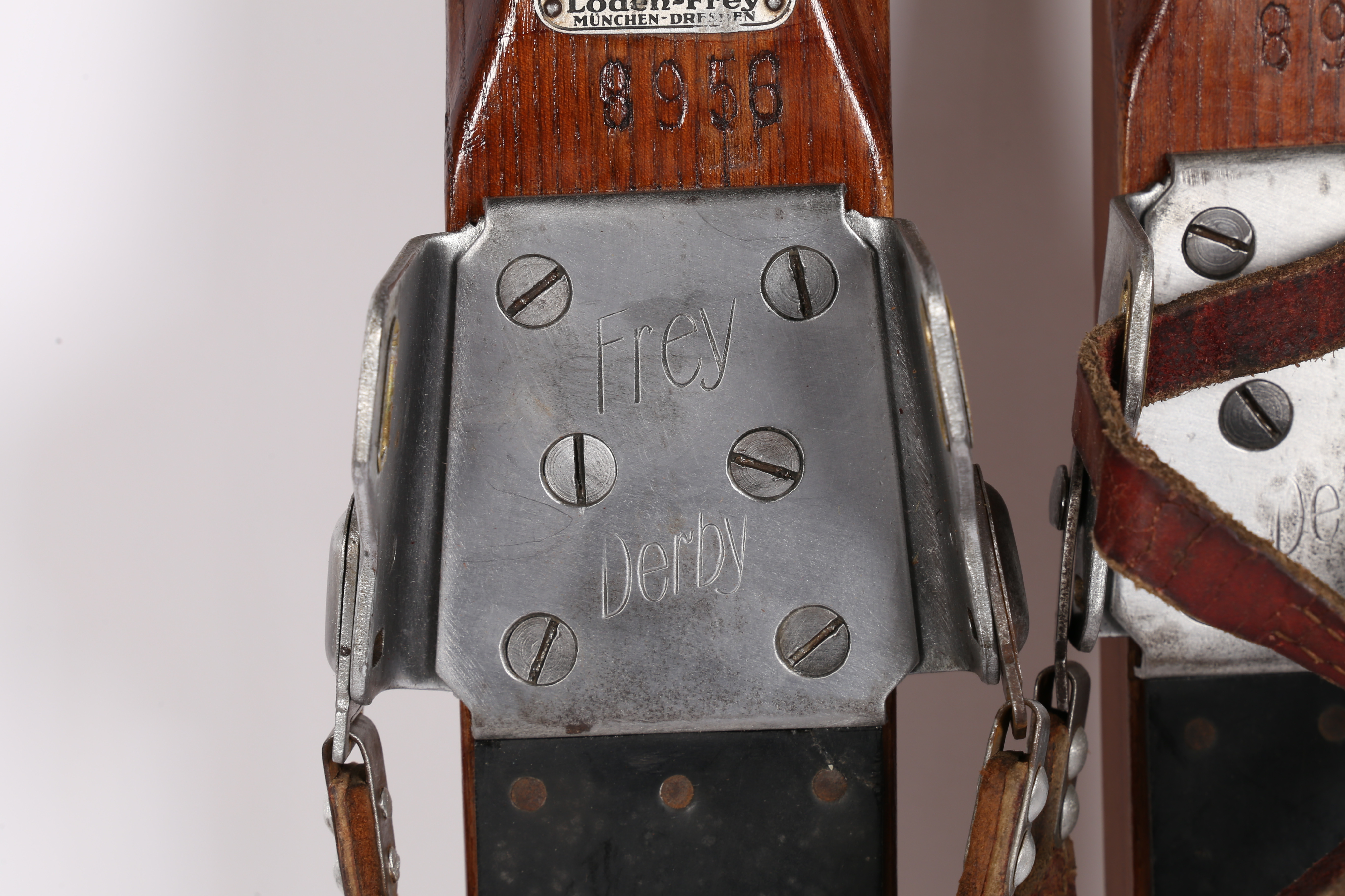 A PAIR OF EARLY 20TH CENTURY LODDEN FREY SKI'S. - Bild 6 aus 8