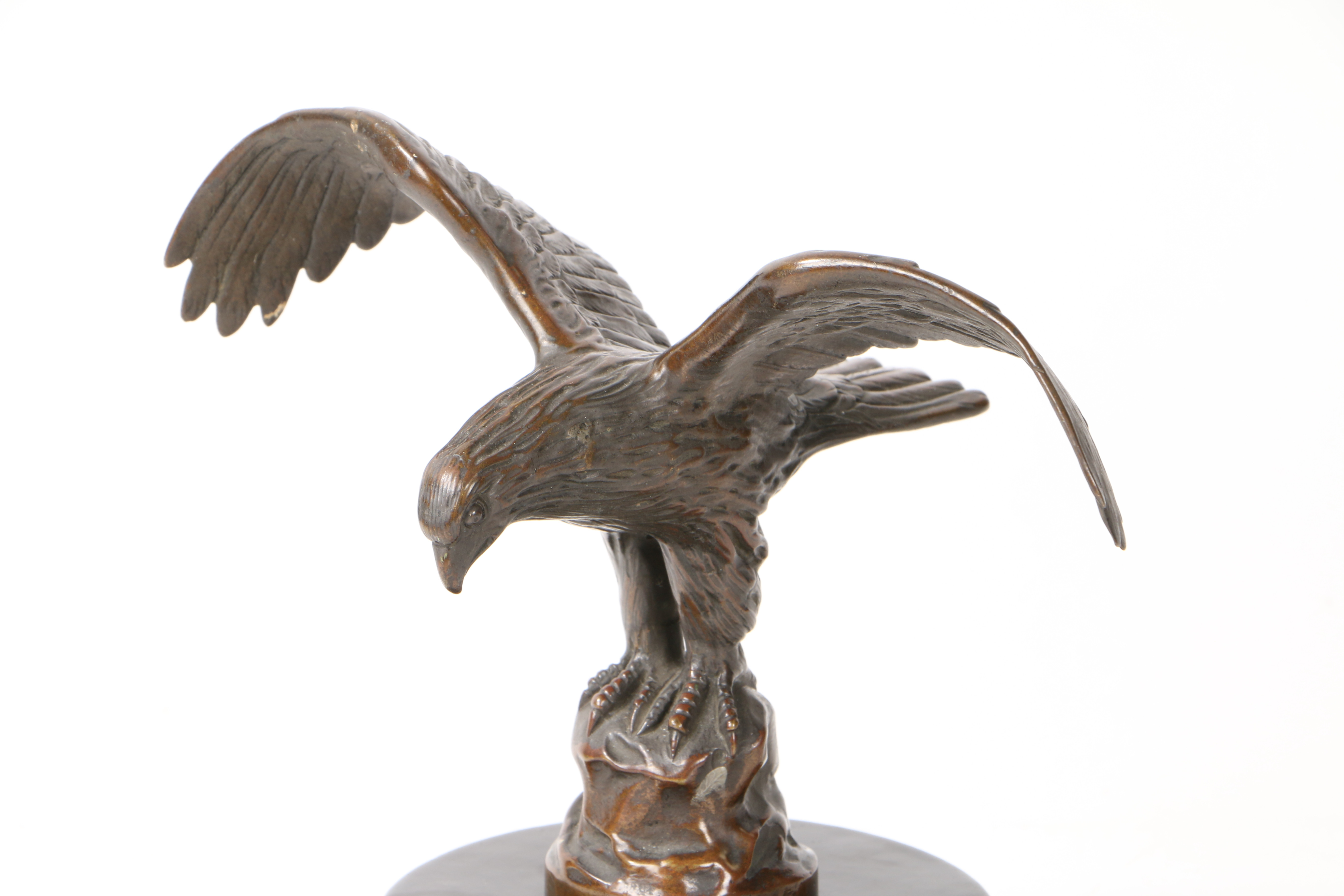 A LATE 19TH/ EARLY 20TH CENTURY BRONZE SCULPTURE OF A EAGLE. - Image 2 of 5