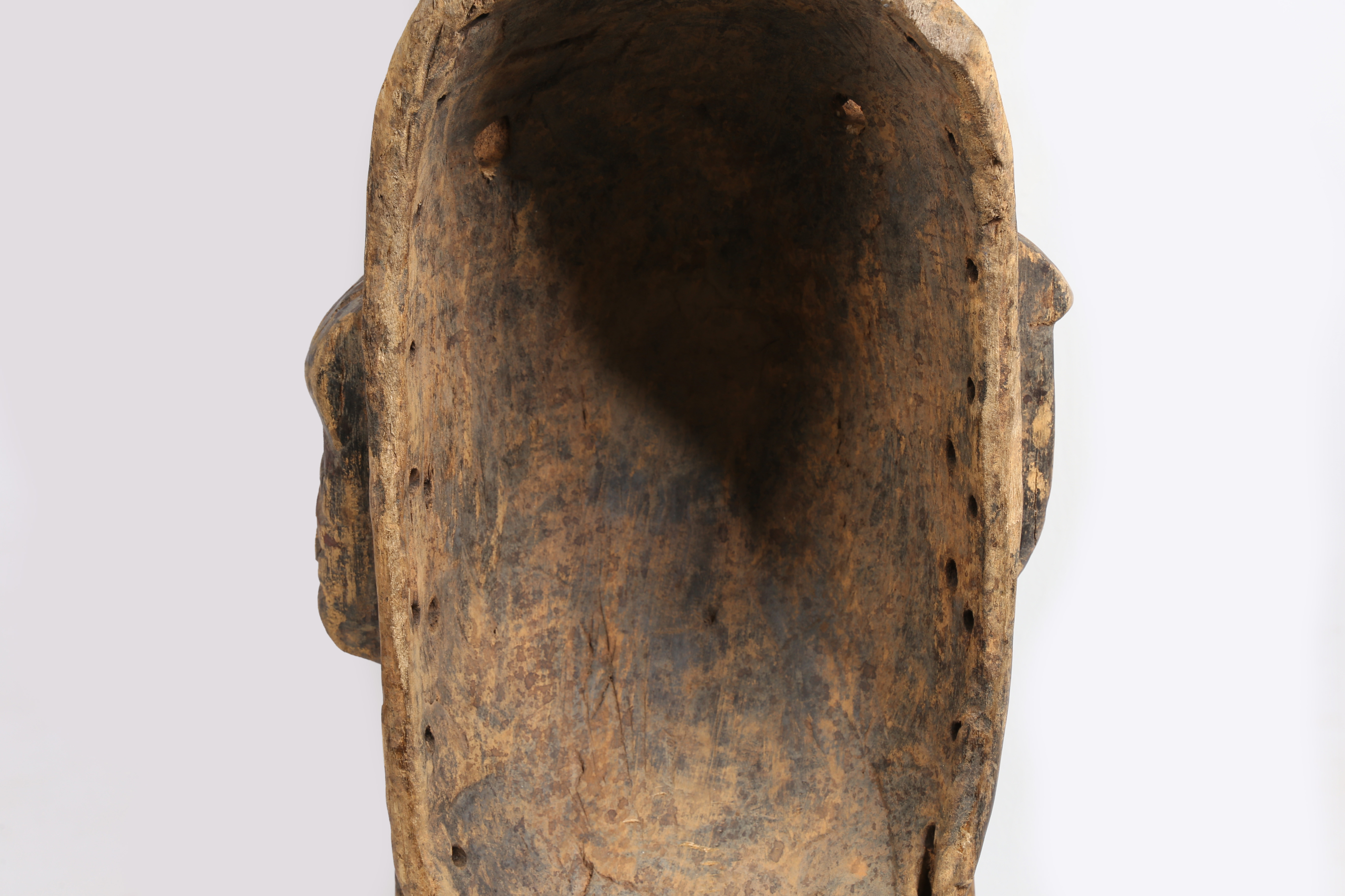 A LARGE AFRICAN CARVED CROCODILE MASK. - Image 7 of 11
