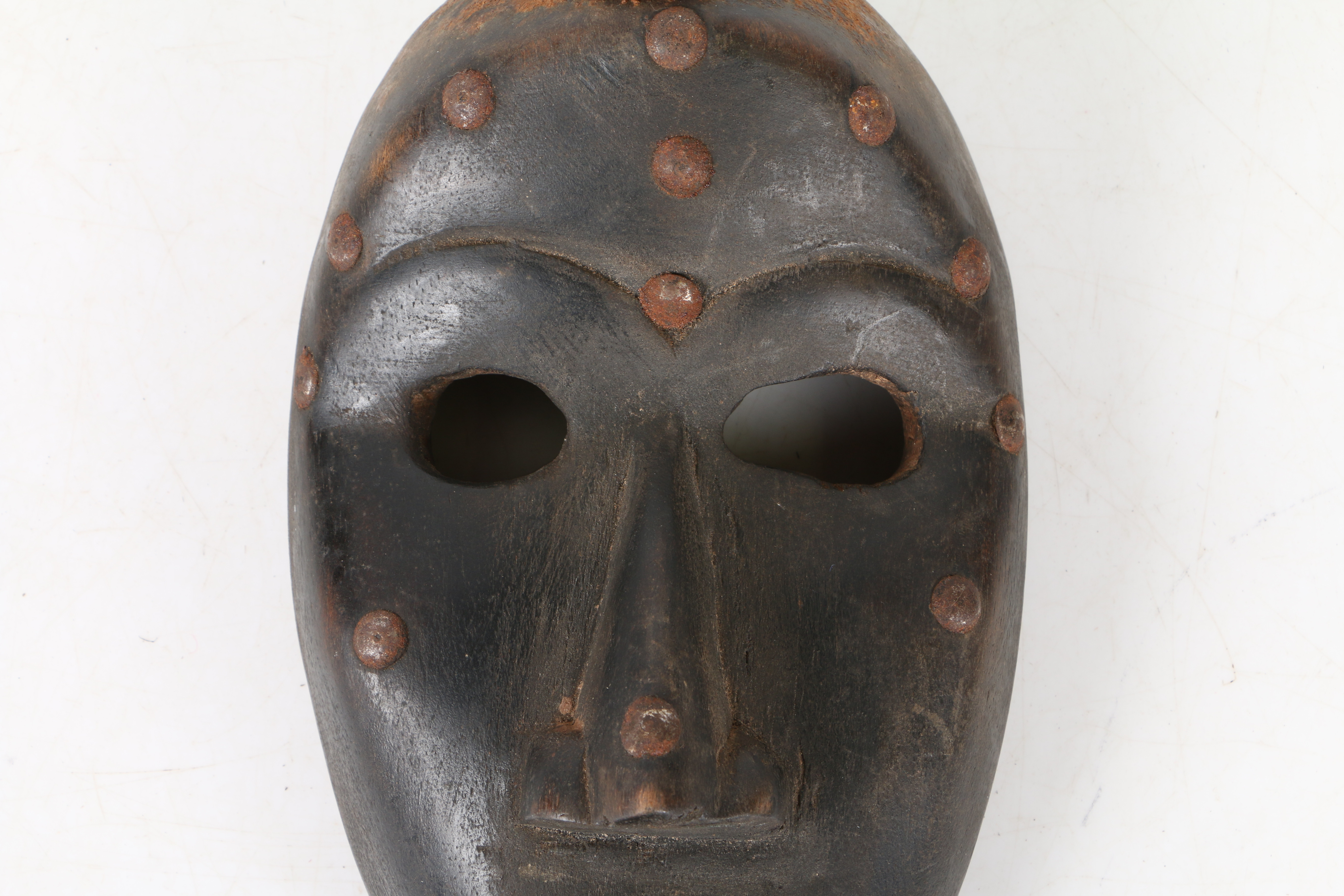 AN AFRICAN TRIBAL CARVED DAN MASK IVORY COAST/CÔTE D'IVOIRE. - Image 3 of 7