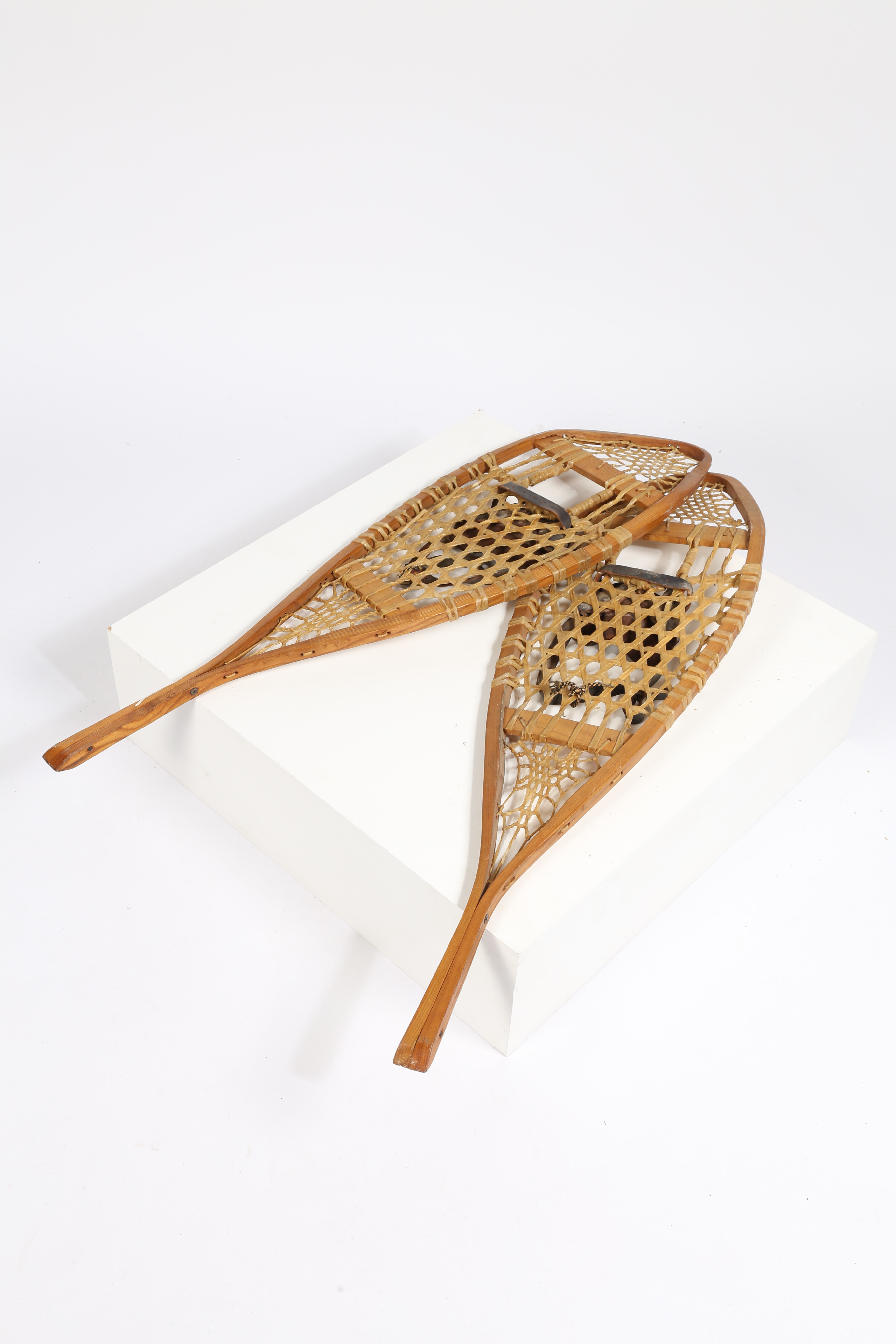 A PAIR OF EARLY 20TH CENTURY PINE RACKET SHAPED SNOW SHOES. - Image 7 of 7